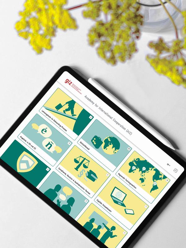 Tablet mit Screenshot des Lernportals der AIZ