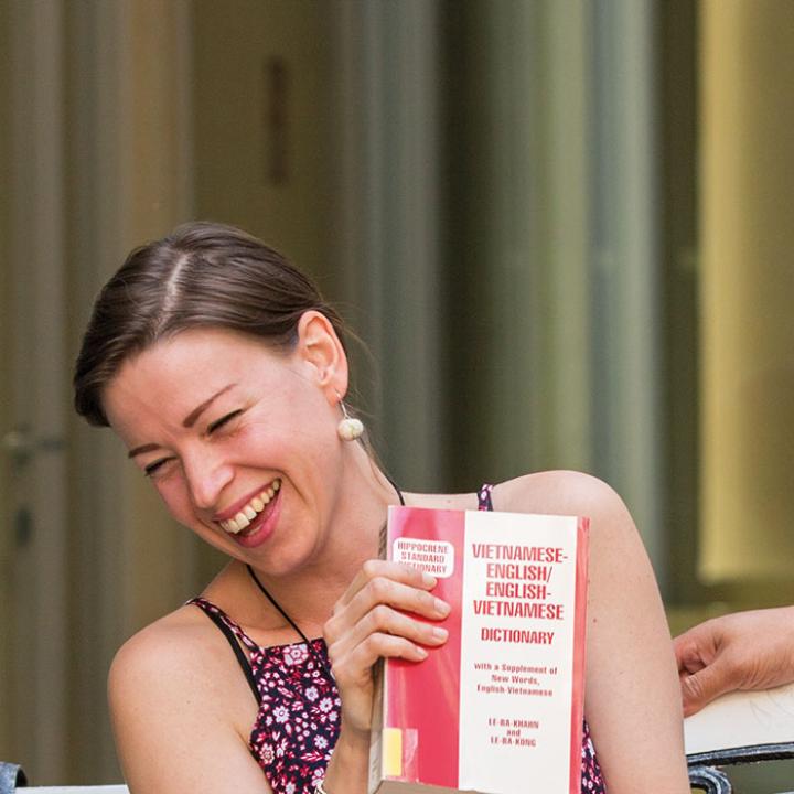 Dajana Hermann lacht