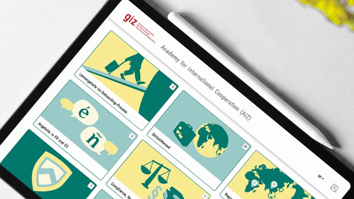 Tablet mit Screenshot des Lernportals der AIZ